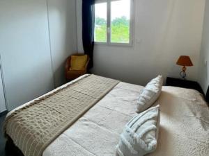 ギソナクシアにあるApartment Résidence A Torra-3 by Interhomeのベッドルーム1室(窓、白いベッド1台付)