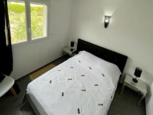 ギソナクシアにあるApartment Résidence A Torra-1 by Interhomeのベッドルーム1室(白いシーツ付きのベッド1台、窓2つ付)