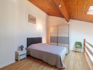 Ένα ή περισσότερα κρεβάτια σε δωμάτιο στο Holiday Home Hameau des Flots by Interhome