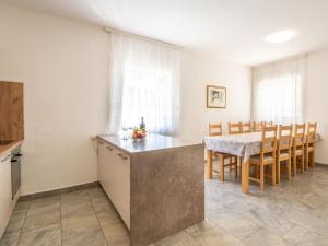 Kuchyňa alebo kuchynka v ubytovaní Holiday Home Stana by Interhome