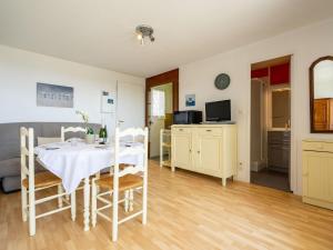 Η κουζίνα ή μικρή κουζίνα στο Apartment Les Balcons de l'Atlantique-10 by Interhome