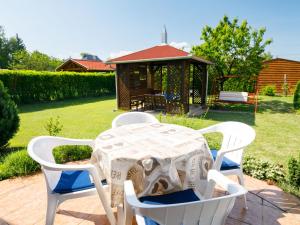 Vonkajšia záhrada v ubytovaní Holiday Home Pergola by Interhome