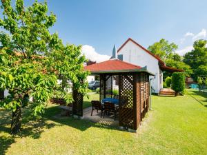 Vonkajšia záhrada v ubytovaní Holiday Home Pergola by Interhome