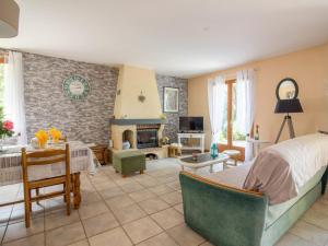 1 dormitorio con 1 cama y sala de estar con chimenea en Holiday Home Chastagnol by Interhome, en Le Chastang