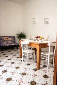 Zona de comedor en el hostal o pensión