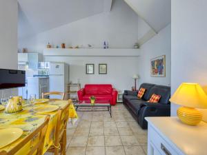 salon z kanapą i stołem w obiekcie Holiday Home Les Grandes Bleues 2-1 by Interhome w mieście Narbonne-Plage