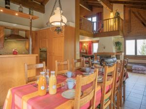 een keuken en eetkamer met een tafel en stoelen bij Chalet Falaises by Interhome in Ovronnaz
