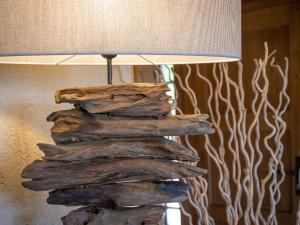 een lamp met een schaduw op een stapel hout bij Chalet Falaises by Interhome in Ovronnaz +30 foto's