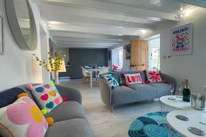 Sala de estar con 2 sofás y mesa en Luxury holiday cottage by the harbour in St Mawes, en Saint Mawes