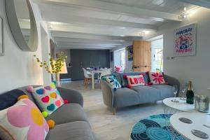 ein Wohnzimmer mit zwei Sofas und einem Tisch in der Unterkunft Luxury holiday cottage by the harbour in St Mawes in Saint Mawes