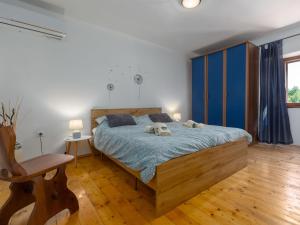 een slaapkamer met een bed met twee knuffels erop bij Holiday Home Villa Lucky by Interhome in Brtonigla