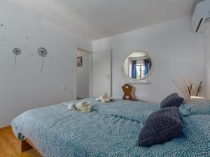 een slaapkamer met een blauw bed met teddyberen erop bij Holiday Home Villa Lucky by Interhome in Brtonigla