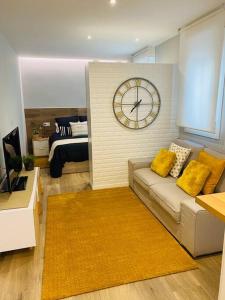 ポンテベドラにあるAlex Loftのリビングルーム(ソファ、壁掛け時計付)