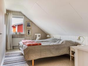 sypialnia z łóżkiem na poddaszu w obiekcie Holiday Home Mölltorp - VGT119 by Interhome w mieście Mölltorp