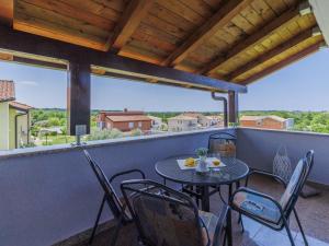 Balkoni atau teres di Apartment Tommy-2 by Interhome