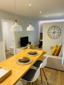 ポンテベドラにあるAlex Loftのリビングルーム(ダイニングテーブル、時計付)
