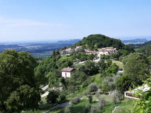 mała wioska na wzgórzu z drzewami w obiekcie Holiday Home Casa Stella - Casa Susanne by Interhome w mieście Spiazzi Di Caprino