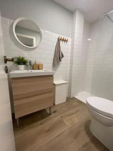 ポンテベドラにあるAlex Loftの洗面台、トイレ、鏡のあるバスルーム +14枚の写真
