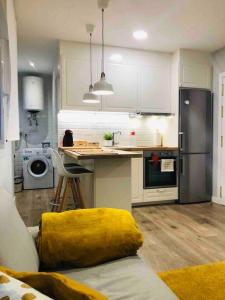 ポンテベドラにあるAlex Loftのキッチン(ソファ付)、キッチン(カウンター付)