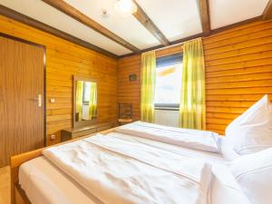 Ένα ή περισσότερα κρεβάτια σε δωμάτιο στο Apartment Am Hohen Bogen-45 by Interhome