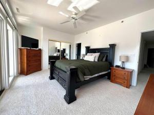 een slaapkamer met een bed en een plafondventilator bij The Pointe at Lazy Days in Osage Beach