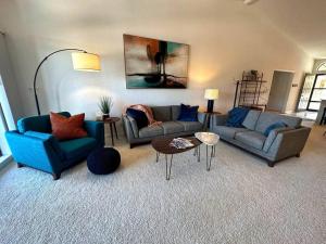 The Pointe at Lazy Days في أوساغ بيتش: غرفة معيشة مع أريكتين وطاولة