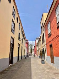 um beco numa cidade velha com edifícios coloridos em Home2Book El Encanto La Laguna Centro Histórico em La Laguna