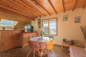 een eetkamer met een tafel en stoelen in een kamer bij Vacances à La Montagne in Saint-Julien-en-Champsaur +16 foto's