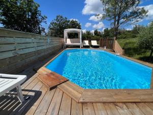 Swimmingpoolen hos eller tæt på Holiday Home LE JADE by Interhome