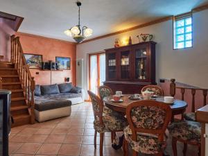 un soggiorno con tavolo, sedie e divano di Holiday Home Lady by Interhome a Vercana