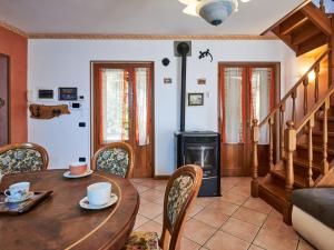 un soggiorno con tavolo in legno e piano cottura di Holiday Home Lady by Interhome a Vercana