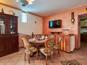 comedor con mesa, sillas y TV en Holiday Home Lady by Interhome, en Vercana