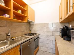 Η κουζίνα ή μικρή κουζίνα στο Holiday Home Pioneer by Interhome