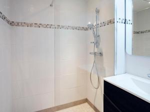 Kúpeľňa v ubytovaní Apartment Les G'rets-12 by Interhome