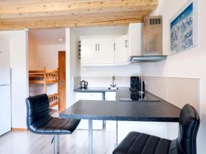 Kuchyňa alebo kuchynka v ubytovaní Apartment Les G'rets-12 by Interhome