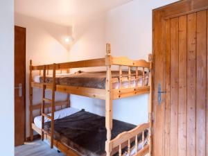 Posteľ alebo postele v izbe v ubytovaní Apartment Les G'rets-12 by Interhome
