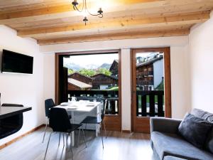 Televízia a/alebo spoločenská miestnosť v ubytovaní Apartment Les G'rets-12 by Interhome