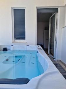 wanna z hydromasażem na środku pokoju w obiekcie Villa Miss Sunshine with private jacuzzi w Novalji