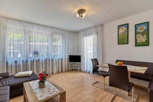 ein Wohnzimmer mit einem Sofa und einem Tisch in der Unterkunft Heidi Kimmig in Bad Griesbach
