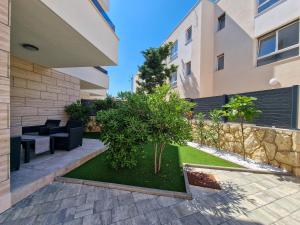 ogród w środku budynku w obiekcie Villa Miss Sunshine with private jacuzzi w Novalji