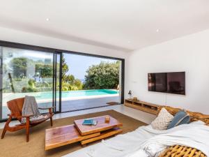 Bazén v ubytovaní Holiday Home Angela by Interhome alebo v jeho blízkosti