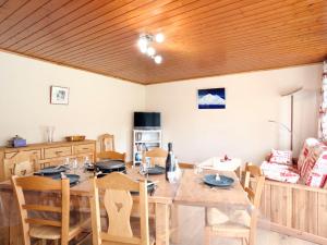 jadalnia z drewnianym stołem i krzesłami w obiekcie Apartment Le Nerey-2 by Interhome w mieście Saint-Gervais-les-Bains