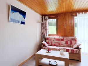 Część wypoczynkowa w obiekcie Apartment Le Nerey-2 by Interhome