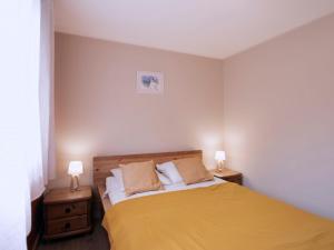 Łóżko lub łóżka w pokoju w obiekcie Apartment Le Nerey-2 by Interhome