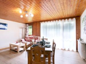 Część wypoczynkowa w obiekcie Apartment Le Nerey-2 by Interhome