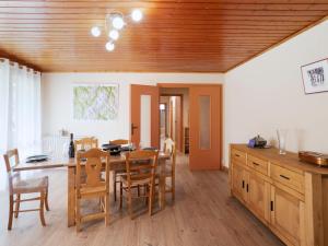 kuchnia i jadalnia ze stołem i krzesłami w obiekcie Apartment Le Nerey-2 by Interhome w mieście Saint-Gervais-les-Bains