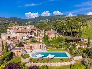 uma vista aérea de uma grande propriedade com uma piscina em Holiday Home Lamore di Carla by Interhome em Greve in Chianti