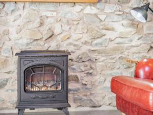 SarnにあるHoliday Home Stabal y Penrhyn by Interhomeの石壁前暖炉