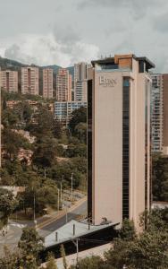 un edificio con un cartel en el costado en Binn Hotel en Medellín