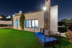 una casa con un sofá azul en un patio en Happy Place by Fidalsa, en San Miguel de Salinas